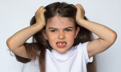 niña con piojos