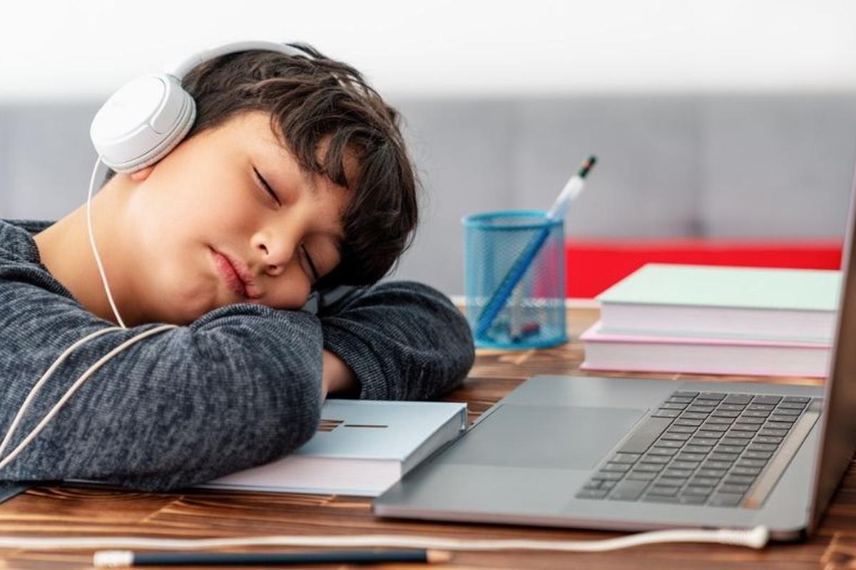 niños con sueño en su regreso a clases