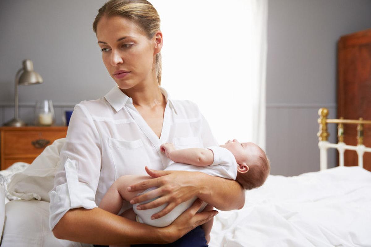 mujer latina retrasa embarazo