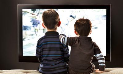 niños pequeños que ven repetidamente episodios de tv