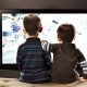 niños pequeños que ven repetidamente episodios de tv