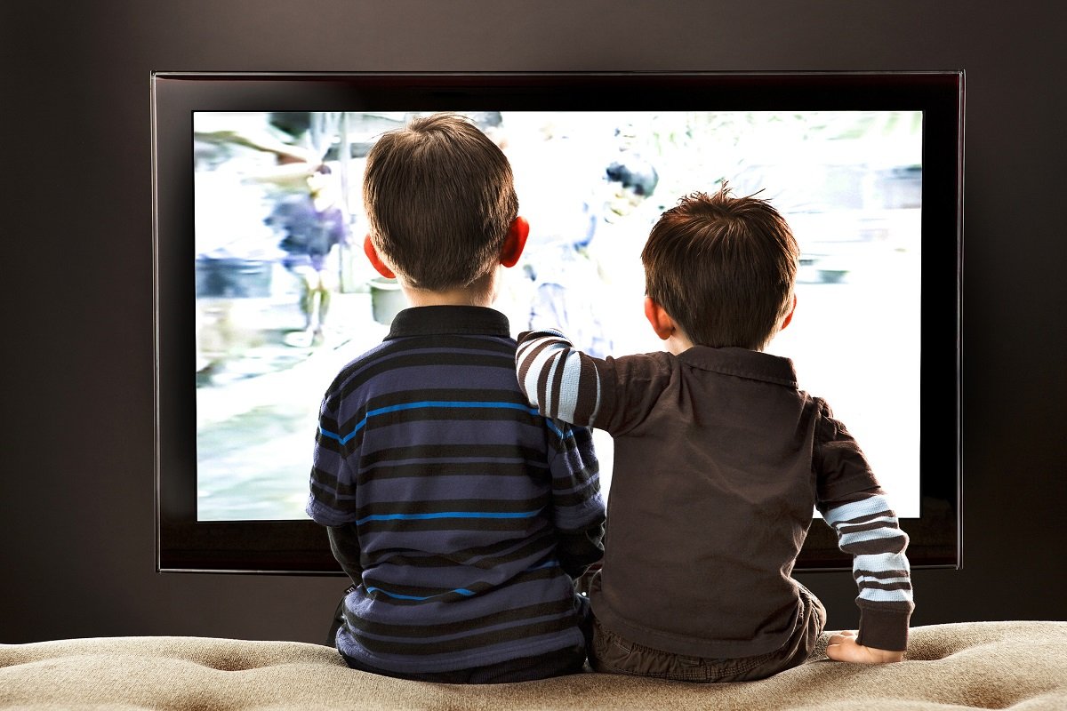 niños pequeños que ven repetidamente episodios de tv